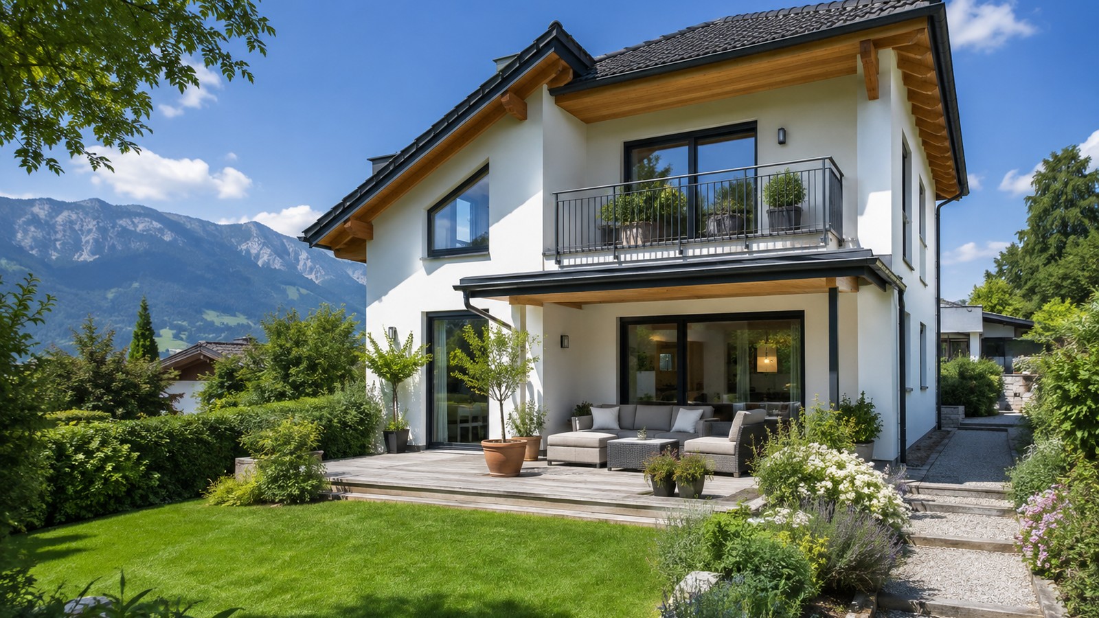 Gepflegtes Wohnhaus mit Terrasse